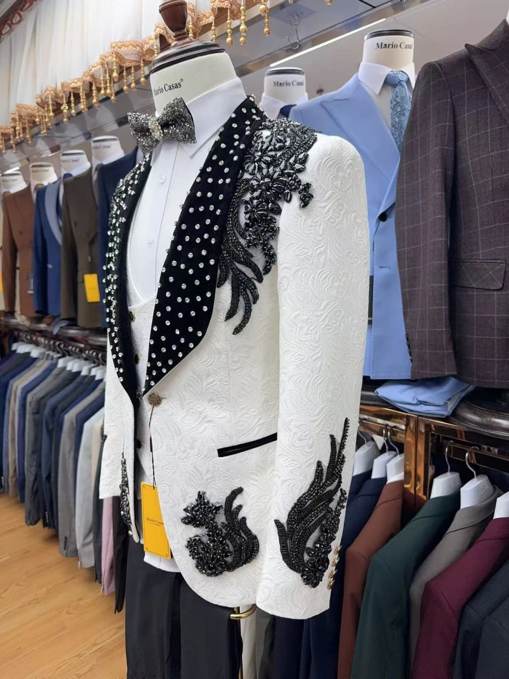 On Sale Luxurious Shawl Lapel Men's Suit Customized Jacquard Popular Beading Crystals Jacket Pants Vest Groom Wear Four Seasons