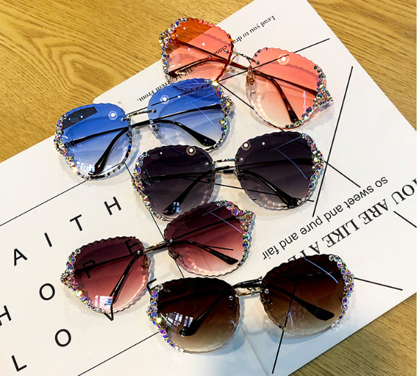 Luxury Fashion Glasses Women Oversize Vintage Sunglasses Diamond Rhinestone Sun Glasses Shades for Women